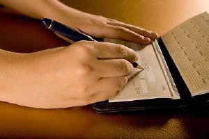 http://www.mondofinanzablog.com/wp-content/uploads/2009/08/il-pagamento-degli-assegni-cosa-c-e-da-sapere.jpg